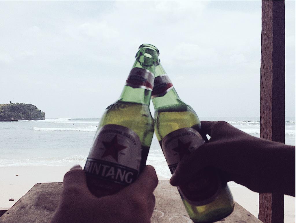csoldfield's tweet image. Cheers #Bali, it's been bagus! TY for all the smiles, scooter rides, waves &amp;amp; #Bintangs. Next stop #Australia. #travel