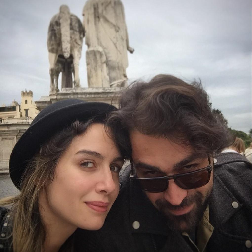 BirceFan2's tweet photo. Ve bir sabah ansızın Roma'ya kaçtılar artık gizli görevlerine burda devam edeceklerdi ❤️❤️ @Sarpablo111 #LoveRome http://t.co/IBHukSOFIW