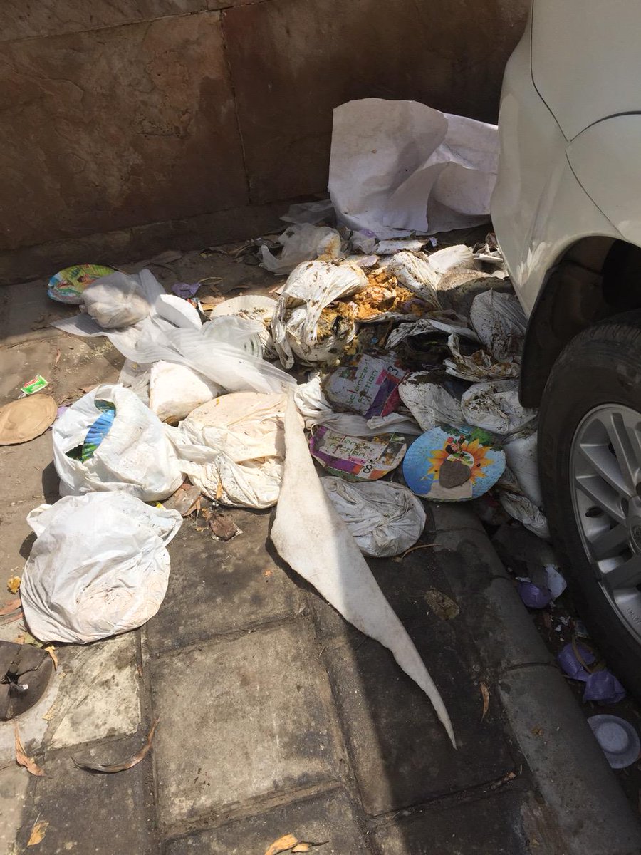 tavleen_singh's tweet photo. PM's Swacch Bharat orders being ignored outside the passport office in Bhikaji Cama Place. http://t.co/3KUGcQhBRY