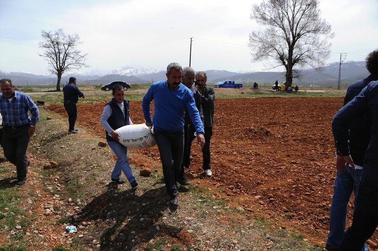 Ovacık'ta Tarım Devrimi! TKP'li Başkan seçim vaatlerini bir bir yerine getiriyor. bit.ly/1zsiHSb