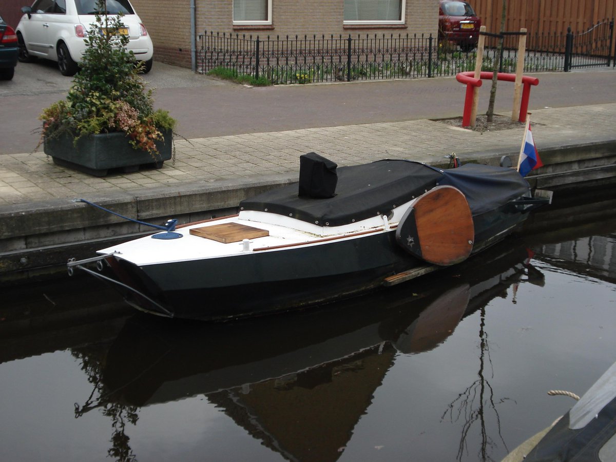 BoaTeylingen's tweet photo. #Sassenheim #Kastanjelaan Binnenkort wordt deze boot door ons verwijderd. Ligt hier zonder vergunning! http://t.co/3P7KXORB3K