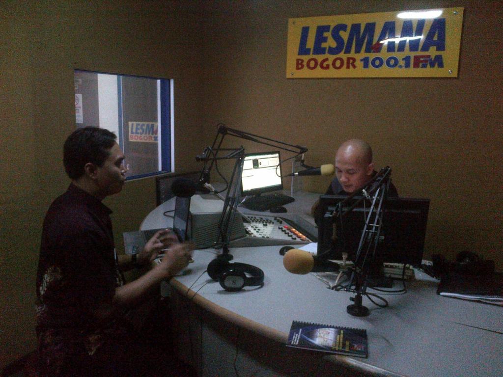 PemkotaBogor's tweet photo. Dialog Kominfo Kota Bogor dgn tema "Bogor Smart City" di Radio Lesmana FM http://t.co/mANVEzybQB