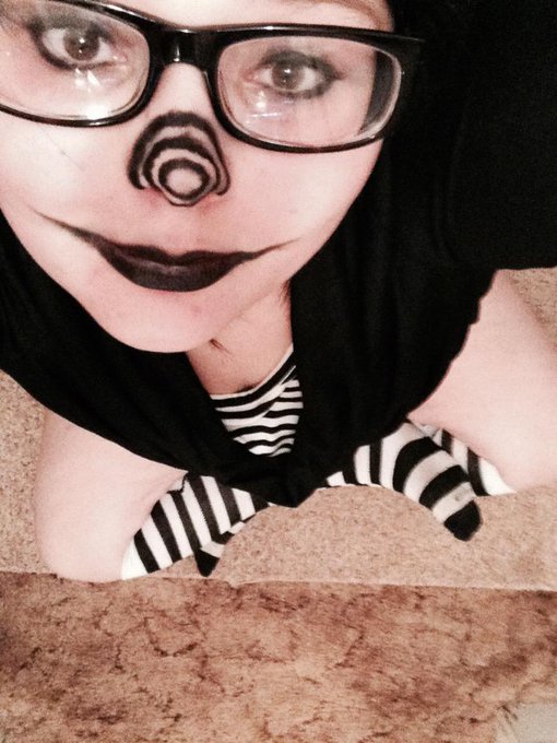 The one, the only Laughing Jack in a box... Well, Laughing Jill if you don't mind~ JL gender-bent #CreepyPastaCosplay<a href="/tag/creepypastacosplay"class="tags"><span>#creepypastacosplay</span></a>
