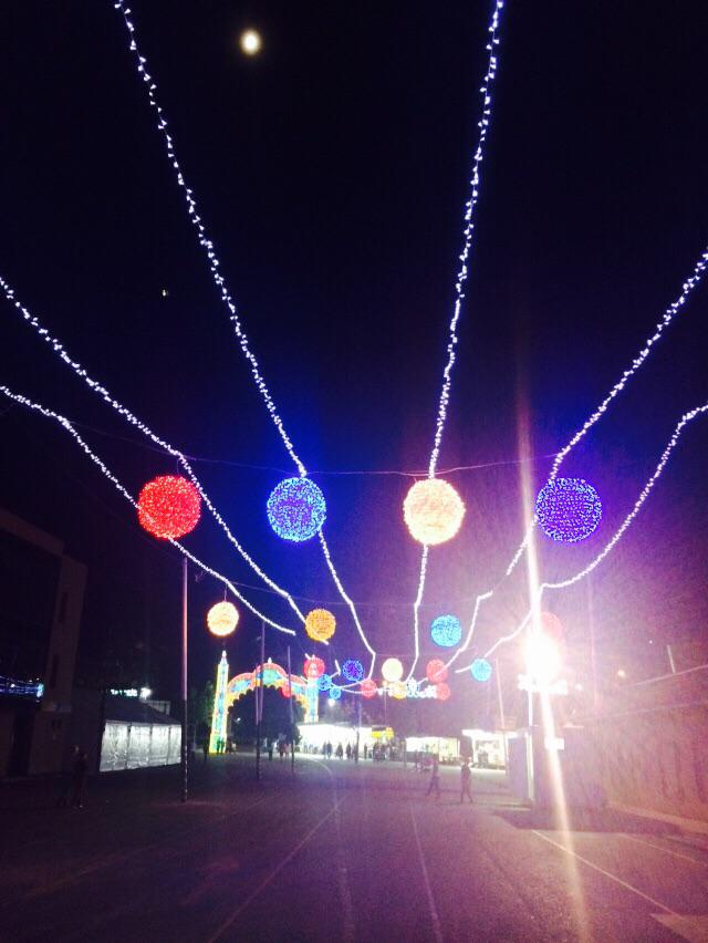 CoinosdelMundo's tweet photo. Navidad llega al Corte Inglés y a Coín, bonitas bolas de navidad. Ah ambientazo gracias a extenso programa de feria http://t.co/0FB9QAIb6c