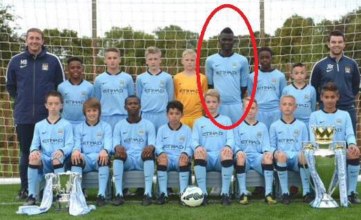 voetbalzonenl's tweet photo. Even lachen op de vroege morgen! Dit is het elftal van Manchester City Onder-13 dat kampioen is geworden! http://t.co/7YDFJMH8qO