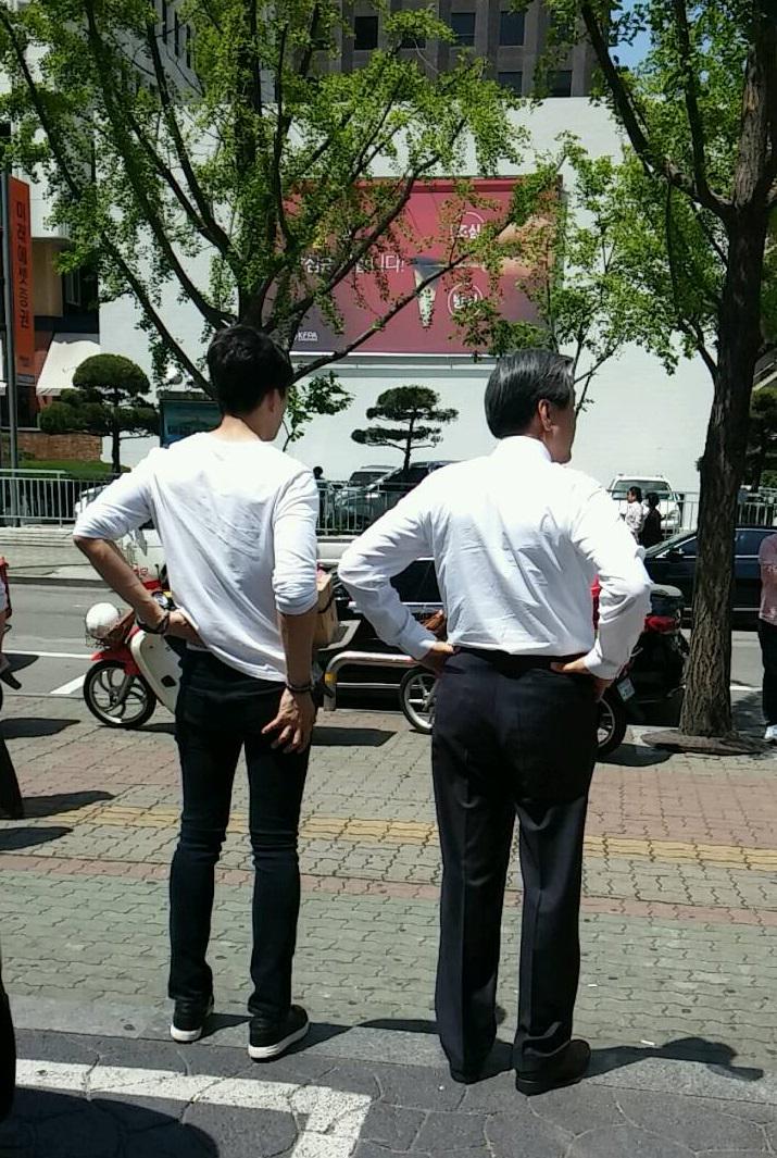 선거 마무리 위해 점심약속 없이 빵으로 떼우려 했는데 마침 아들이 촬영이 있어 여의도 공원에서 왔다기에 진주 콩국수 집에 가서 오랜만에 콩국수 맛있게 먹었습니다.