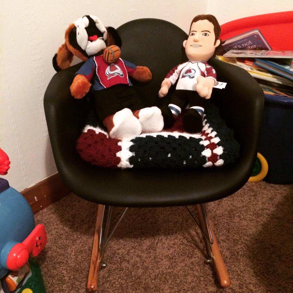 Jellywednesday's tweet photo. Jealous of Laken's reading chair #dutchy #bernie #avs #futureav #avsfam #avsfans #nz #bigZ @Matt9Duchene @AvsBernie http://t.co/NW6fuXJfNA