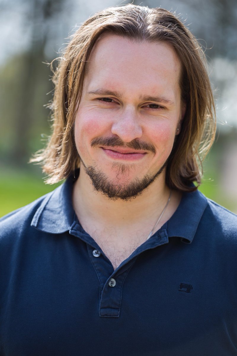 BESTUUR! Nick (23) is singer/songwriter en gitarist. Voor MITBY regelt Nick artiesten en techniek en hij is artiest!