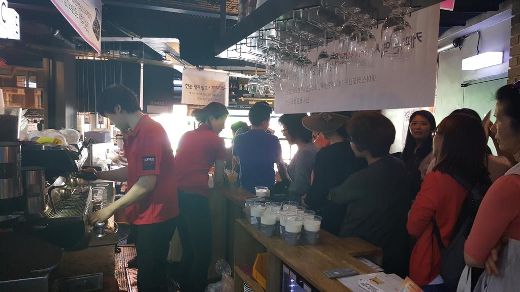 beanstore's tweet photo. [통인동 커피공방 ]
언제나 손님들은 저희 예상을 뛰어넘으세요. 오늘 하루동안 약 3천잔의 무료커피를 준비했는데 공방과 커피스탑에서 7천잔이 나갔네요, 흠.. 아직 4시, 중간에 재료가 떨어질까 걱정이예요. http://t.co/biWb4lxI0a