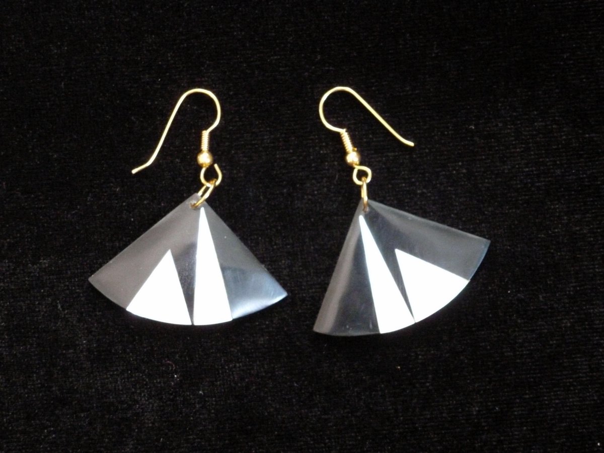 Annehoguetparis's tweet image. Des #éventails à vos oreilles ! Découvrez nos #bijoux en forme d'éventail en vente à la boutique du musée
