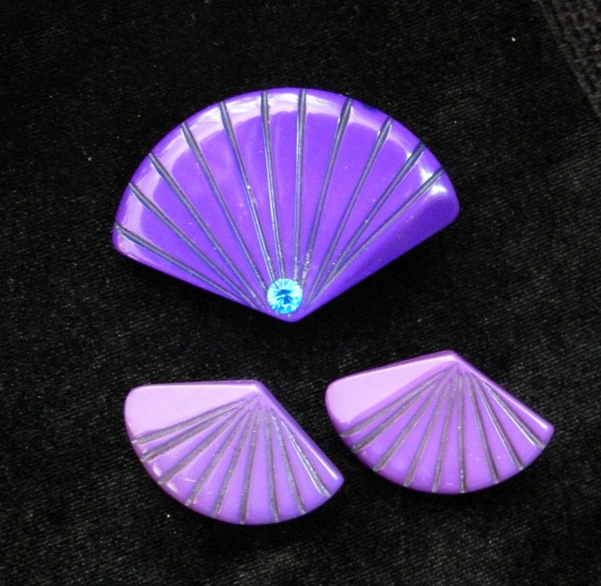 Annehoguetparis's tweet image. Des #éventails à vos oreilles ! Découvrez nos #bijoux en forme d'éventail en vente à la boutique du musée