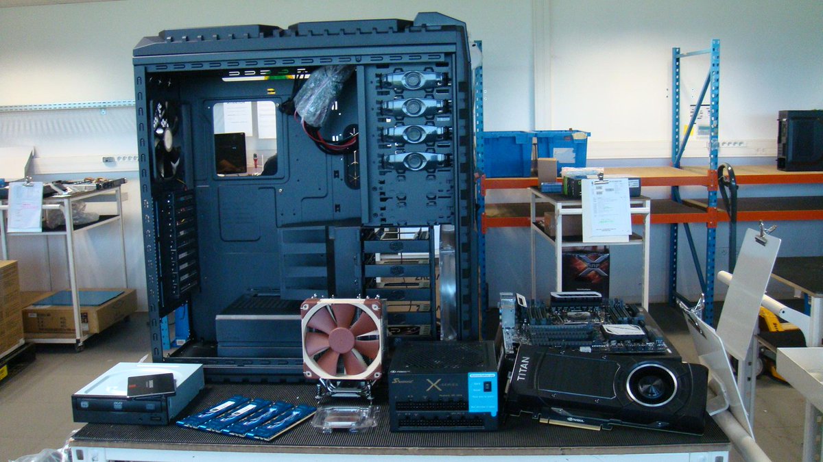 LDLC's tweet photo. 5 PC avec des GTX Titan Z à monter dans notre atelier de montage <3 http://t.co/r8SWTt2uEv