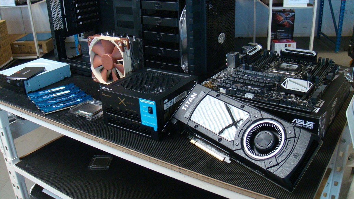 LDLC's tweet photo. 5 PC avec des GTX Titan Z à monter dans notre atelier de montage <3 http://t.co/r8SWTt2uEv