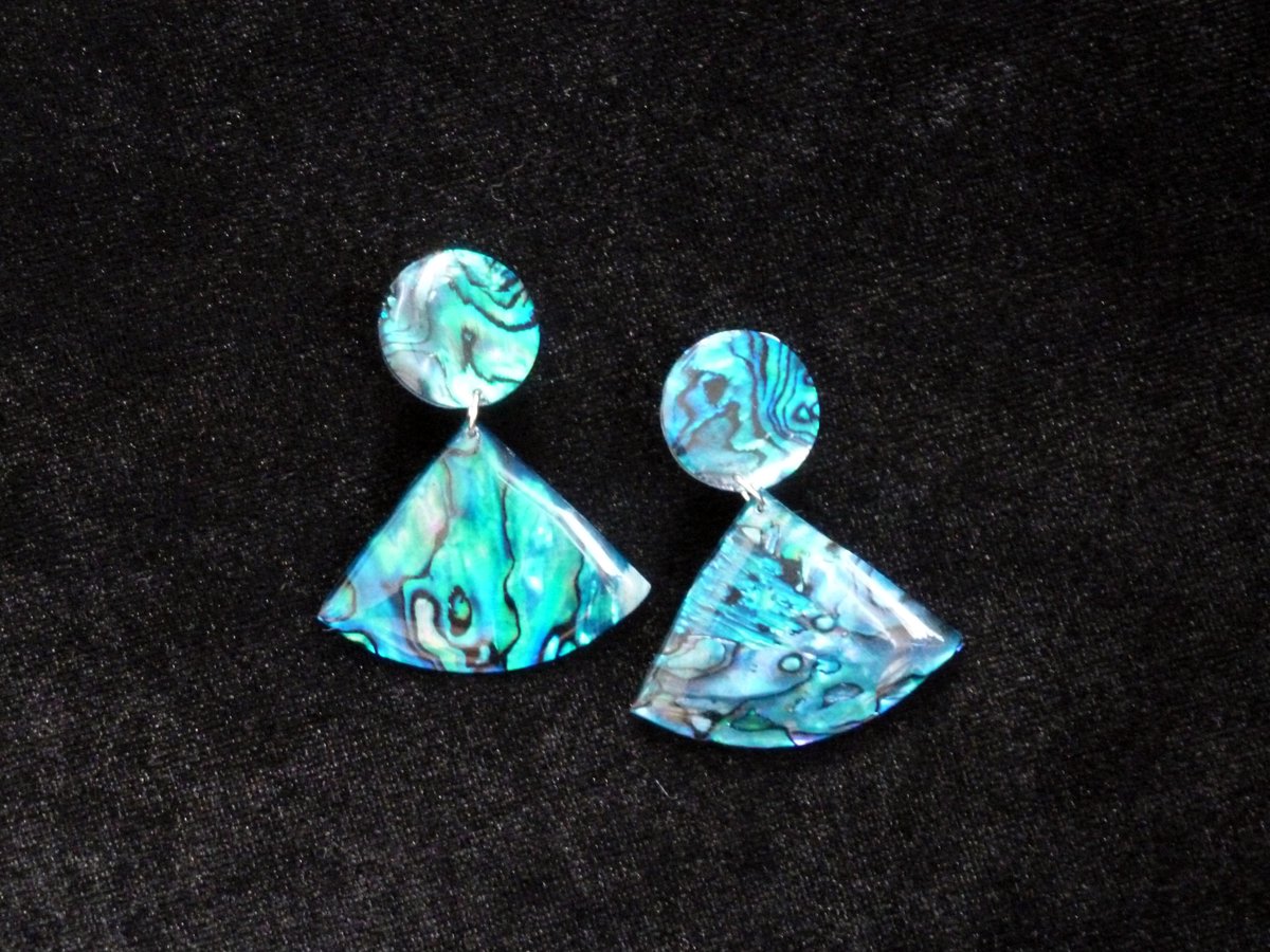 Annehoguetparis's tweet image. Des #éventails à vos oreilles ! Découvrez nos #bijoux en forme d'éventail en vente à la boutique du musée