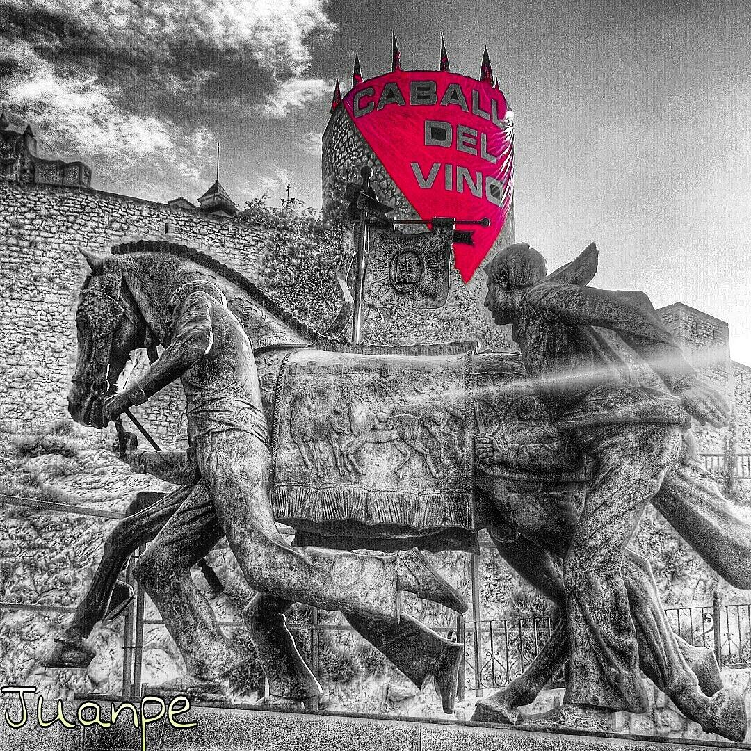 PMINIPUA's tweet photo. Dejemos la cuenta atrás, ya están aquí... Los @caballosdelvino #FiestasdeCaravaca #Caravaca #NochedelasMigas http://t.co/pDy6NUUTUu