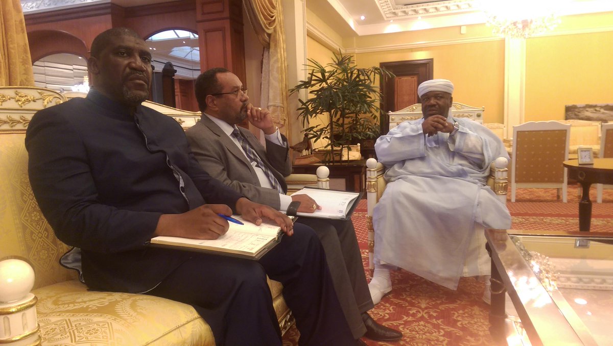 Le <a href="/PresidentABO/">Ali Bongo Ondimba</a> actuellement en séance de travail avec le Ministre de la Défense et le Ministre de l'Intérieur.