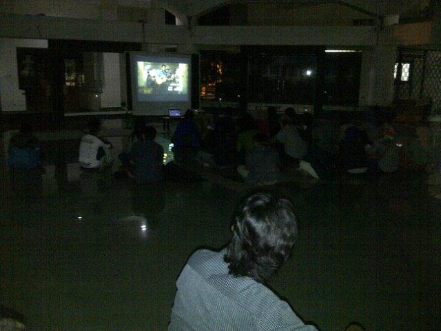 #BelakangHotel “<a href="/pandu_pethoex/">Pandu Satria</a> nobar LPM FTSP UII #JogjaAsat #JogjaOraDidol #SlemanAmbyar <a href="/IniSleman/">IG : @ini.sleman</a> @dodoputrabangsa