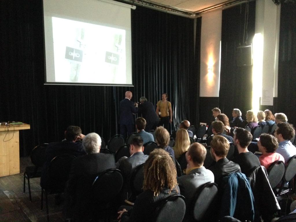 Bestuurslid Erik van Erp ervaart virtual reality tijdens de pitch van @detleflg bij Persinnovatie