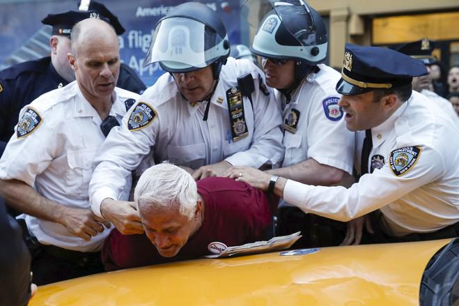 WSJNY's tweet photo. Video: 143 people were arrested by NYPD during Freddie Gray protests in NYC http://t.co/8DEqlZSa2N http://t.co/DSiBK70UJY