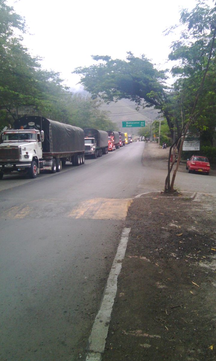 TwiterosCali's tweet photo. #ReporteVial @redapoyoTC: en Loboguerrero mucho tráfico por pare y siga, sector Tragedias http://t.co/xYYmv1ZR9L