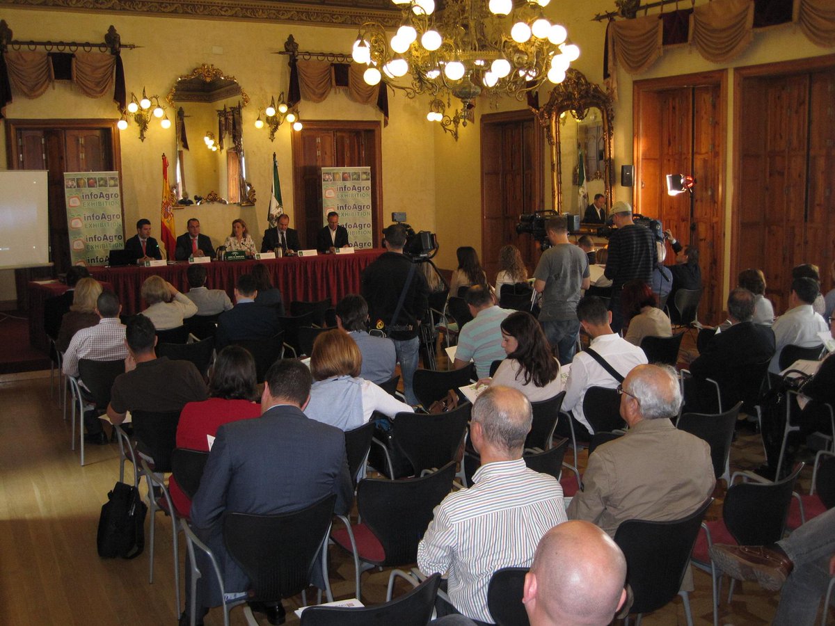 AlmeriaJunta's tweet photo. “InfoAgro Exhibition”, uno de los mayores puntos de encuentro entre agricultores y empresas europeas participantes http://t.co/2loY5kokE2