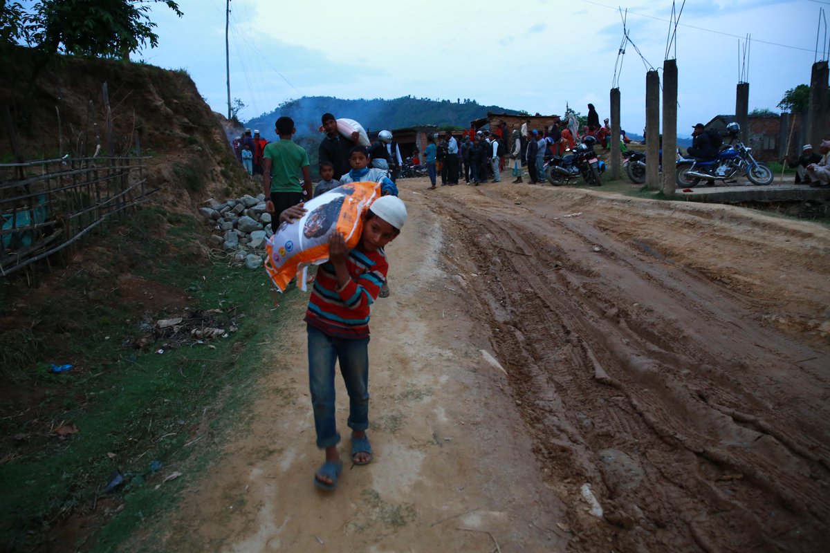 Nepal'deki İHH ekiplerinin bir kısmı arama kurtarma çalışmalarına katılırken bir kısmı da gıda dağıtımları yapıyor.