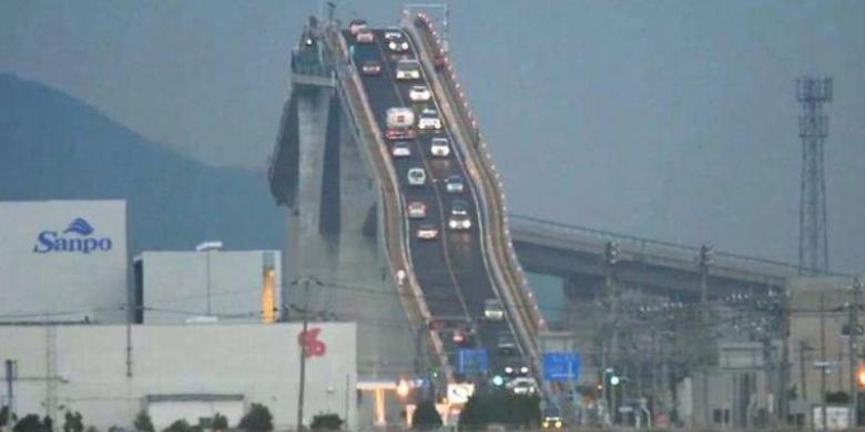 dLs___'s tweet photo. Kewreeennn mau nyoba @BayuPinasthika "@kompascom: Inilah Jembatan Paling Mengerikan di Jepang http://t.co/ssxVSn6TyD http://t.co/WNWJ5mgqJq"