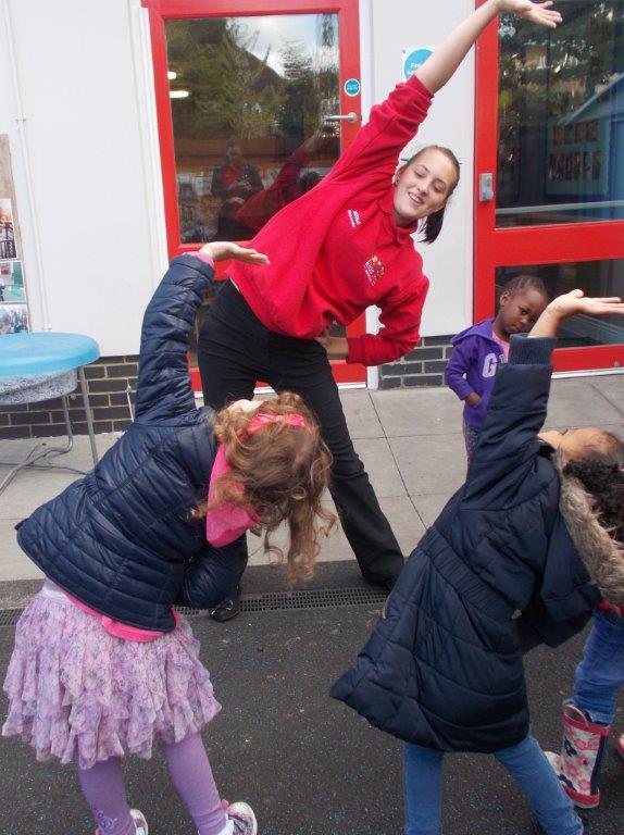 KidsIncUK's tweet photo. Chingford Butterflies have been starting their morning off with some stretches. #letsgetphysical #stretchandgrow! http://t.co/DIqw37SUtp