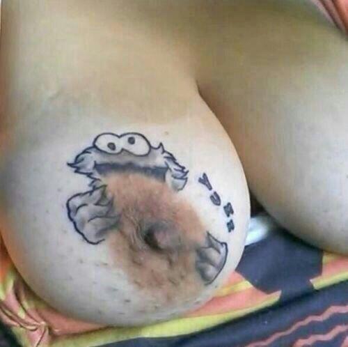 -Papá me he hecho un tatuaje.
-Espero que no sea un tribal, o letras chinas y esa mierda...
-No, éste es graciosete.