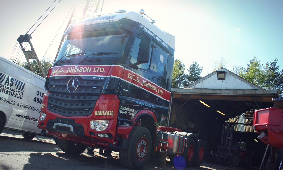 DaimlerTruckUK's tweet photo. #GCSJohnson’s #Arocs 3363 heavy haulage tractor receiving some final tlc for its @Truckfest_live unveil! http://t.co/b2NsjmzA78