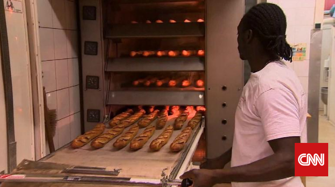 A #Paris, c'est le roi de la baguette ! Rencontre avec #DjibrilBodian au <a href="/legrenierapain/">Le Grenier à Pain</a> bit.ly/1AjSC2o