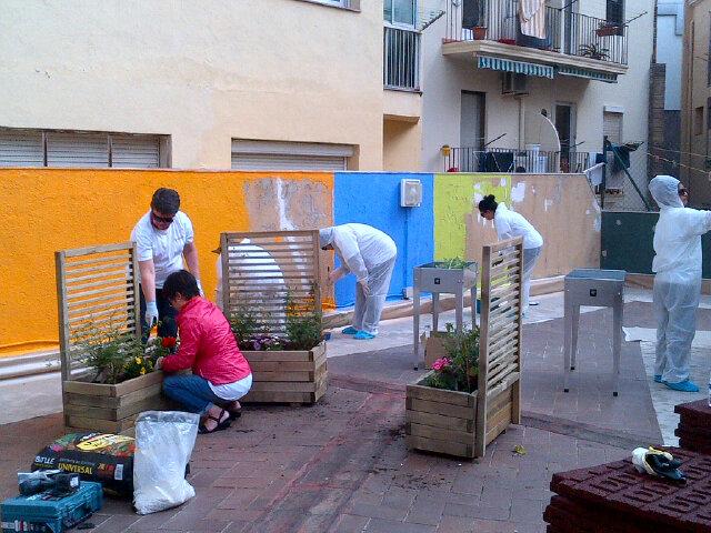 JoanneTKeating's tweet photo. #Barcelona Our group giving back to a local community for #brighterfutures.  @Meridi_can. Leaving a postive footprint http://t.co/7MBNArwB0G