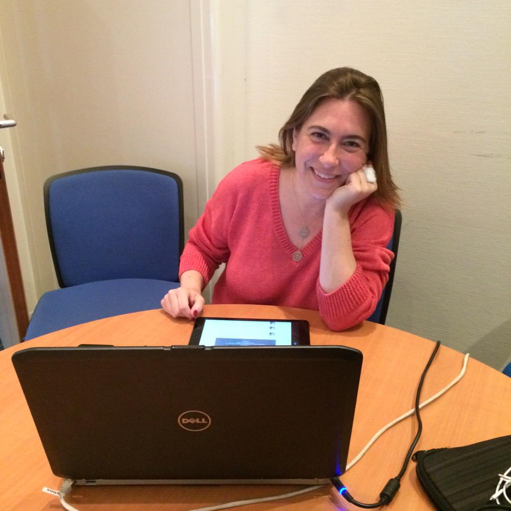 Europe1's tweet photo. Les moments forts de vos échanges avec @roqueeva sur Twitter http://t.co/7YlKMA6lMZ #RoqueLive http://t.co/V6vulCapFZ