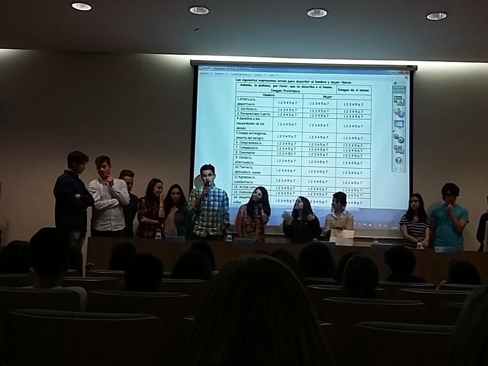 FacSocialsUVEG's tweet photo. Institut Torrent presenta treball sbr violència d gènere, premiat pr @FacSocialsUVEG @TrabajoSocialUV @DepSocAnt_UV http://t.co/ljr4ohGUmZ