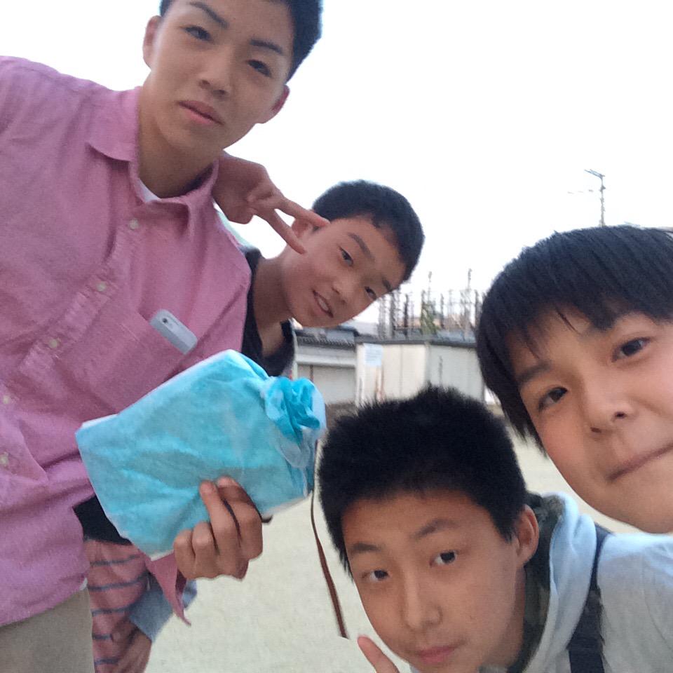 AobaTomm's tweet photo. しょーやとあさひがよっちゃんに誕プレ渡してた笑
あおばだけなんもなかったし笑
ごめん。。。 http://t.co/pmfntrERLL