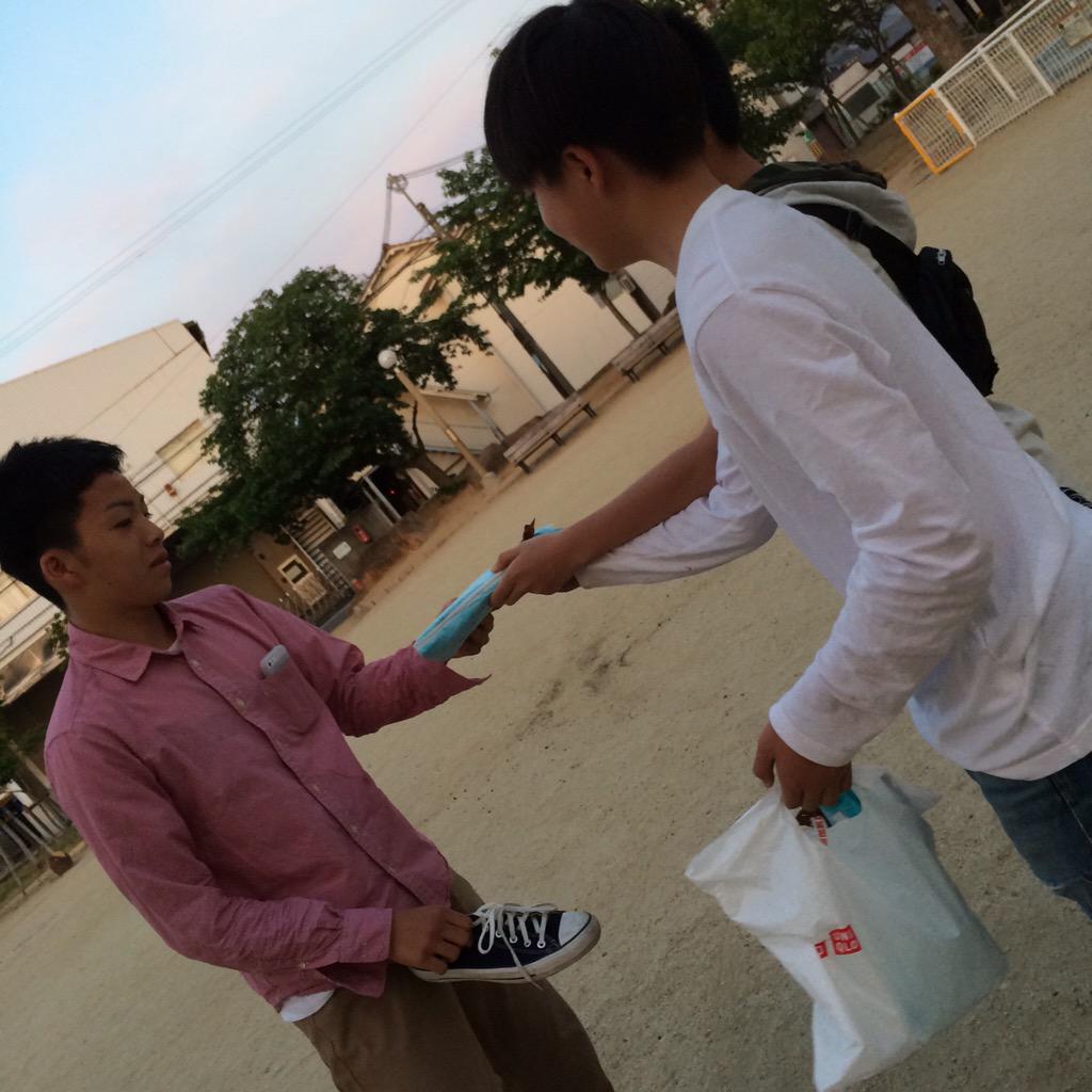 AobaTomm's tweet photo. しょーやとあさひがよっちゃんに誕プレ渡してた笑
あおばだけなんもなかったし笑
ごめん。。。 http://t.co/pmfntrERLL