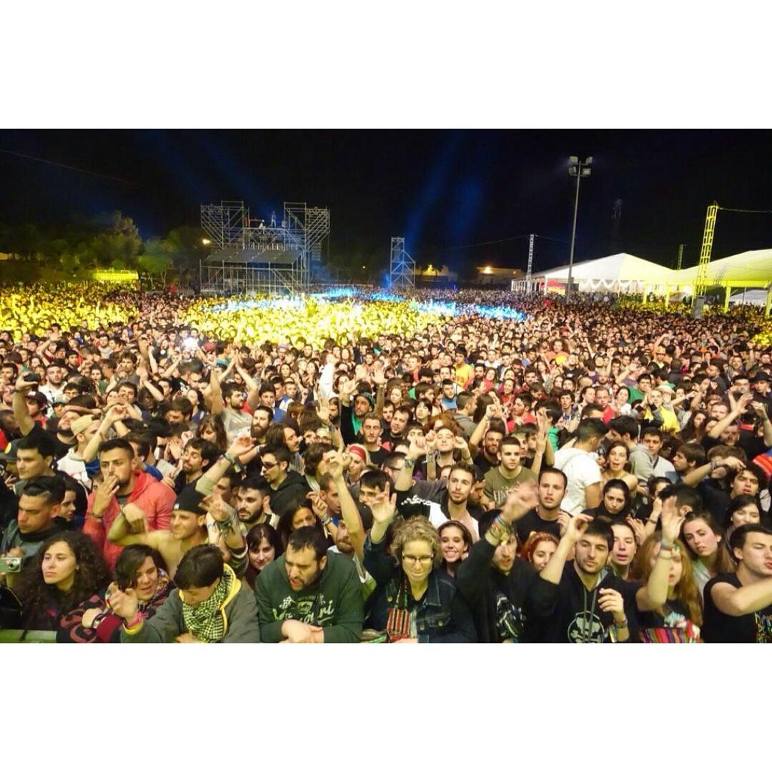 lapegatina's tweet photo. Esta foto va por vosotros!! Gracias @VinaRockOficial!  No hay palabras!!! #vinarock2015 https://t.co/DaHT043RUW http://t.co/OZDhw0Kdmi