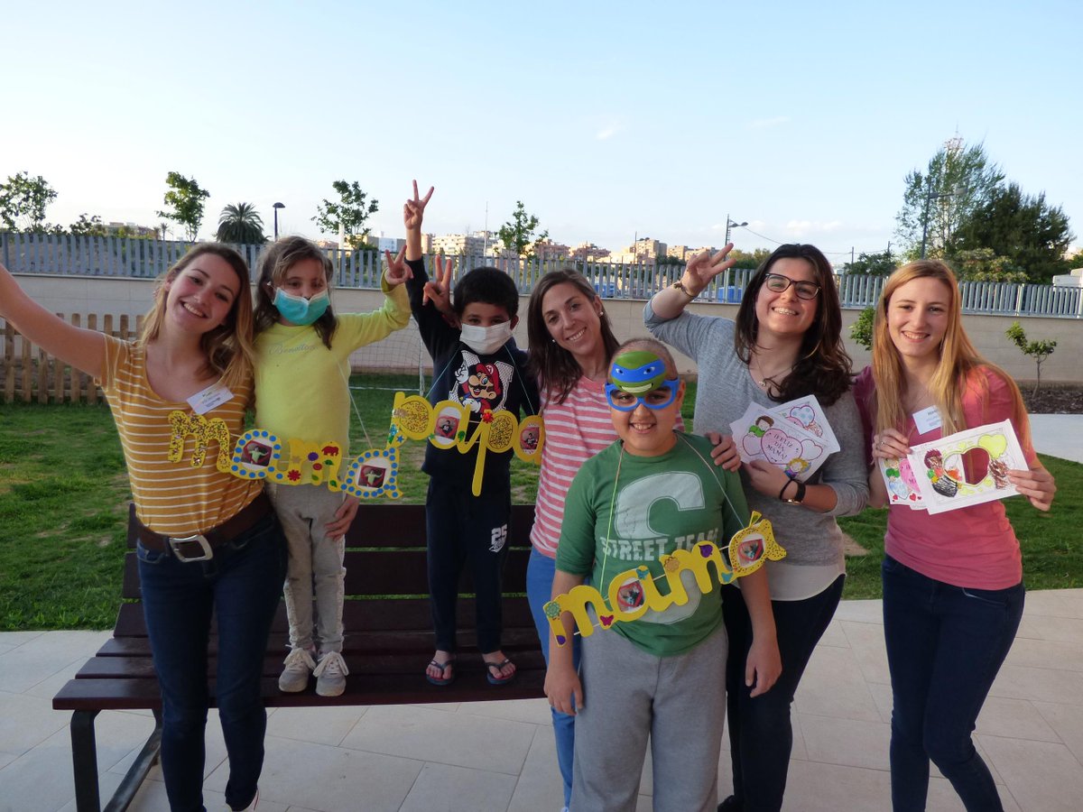 CasaRonaldVLC's tweet photo. ¡Cómo lo pasamos ayer preparando sorpresillas para el domingo!  Las tardes en la @CasaRonaldVLC molan mucho! http://t.co/M1bOjvukqM