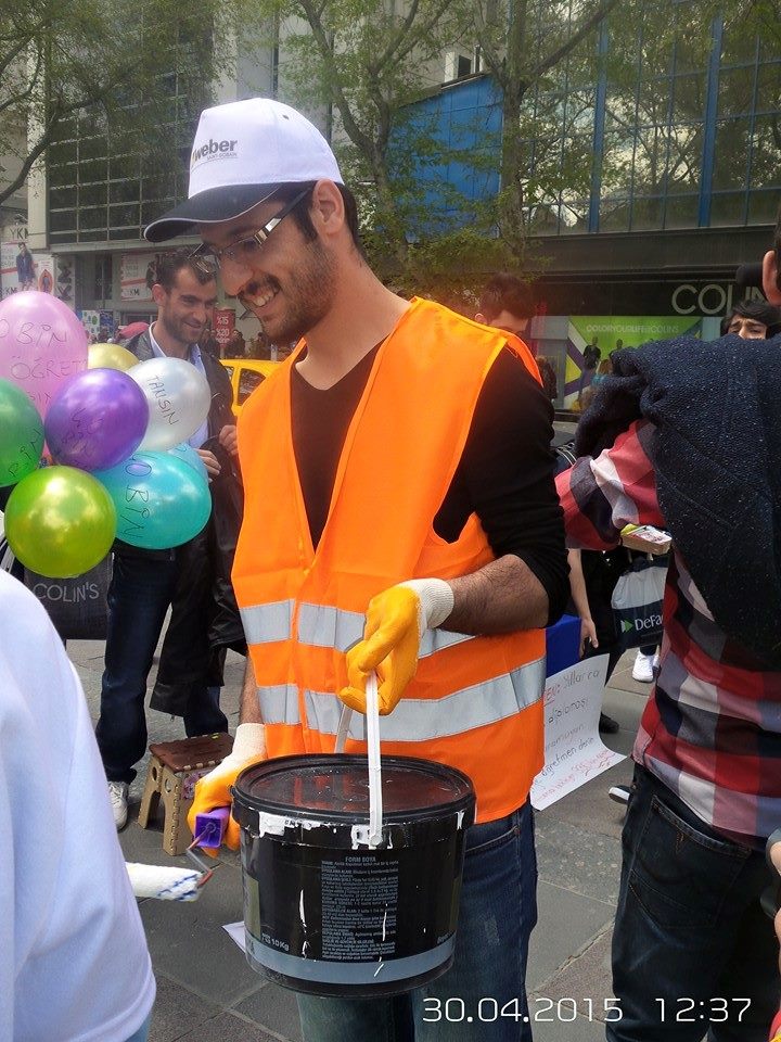 toprak21toprak's tweet photo. Son yılların en onurlu mücadelesini Ankarada veren bu ÖĞRETMEN arkadaşlarımızın ki emek değil mi? @Ahmet_Davutoglu http://t.co/YY43D2PNmt ¢
