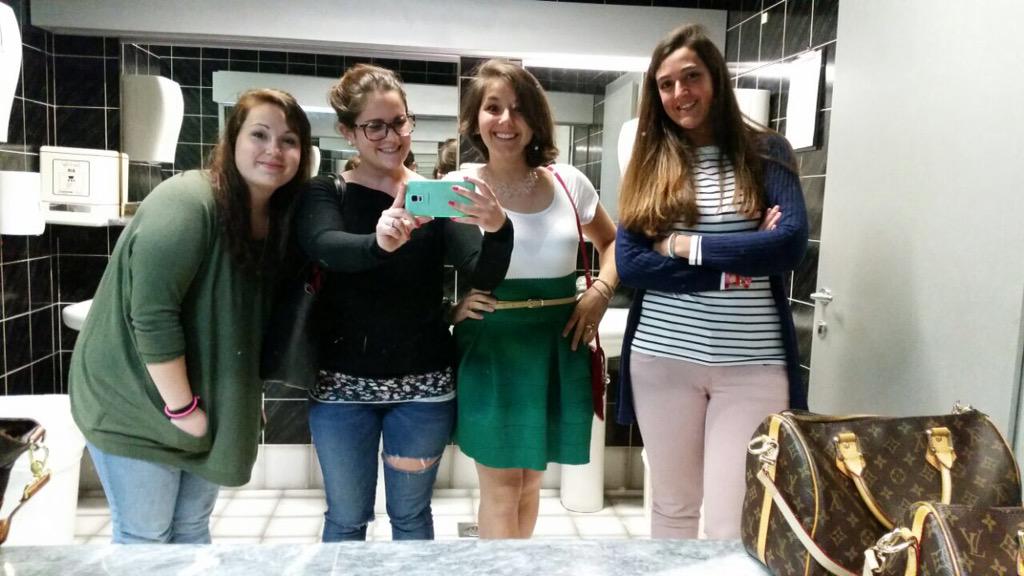 LoumaybeImissU's tweet photo. @Fra_Brightside @franvescatomin1 @bruschi10 serata fantastica! 💰💸💜💖💚 (ci siamo solo noi su Twitter 😏) 
All the love. http://t.co/sVLPW1NI42