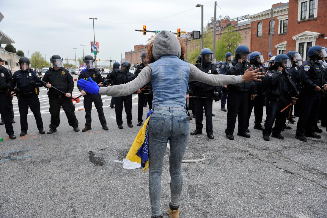 преступление арест. ворует одежду в магазине. грабитель в квартире. арест (уголовное наказание). кража телефона.