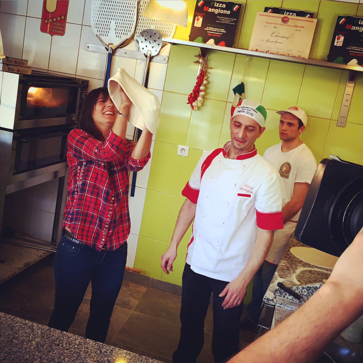 Tousensembleoff's tweet photo. Peinture, soudure, électricité...@DenisEstelle sait tout faire ! Même la pâte à pizza :) RDV samedi à 17h sur @TF1 http://t.co/3sx6QVfvjQ