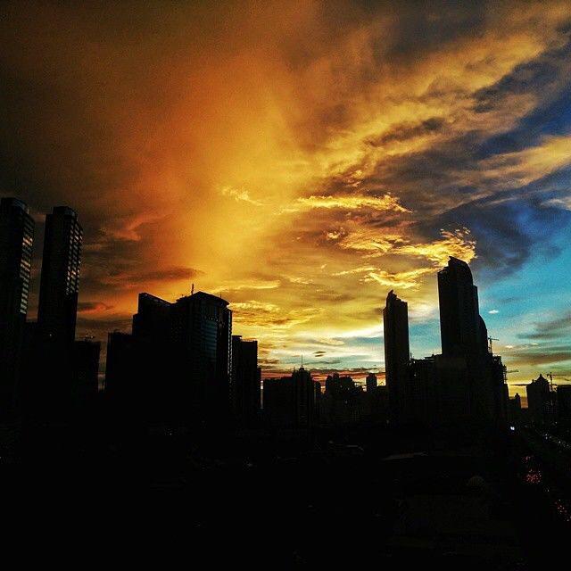 oppo's tweet photo. All eyes skyward once again, thanks to @thejapra and his fantastic #Find7 shot! All for th… http://t.co/kl8d4EQaTl http://t.co/XflMMHua45