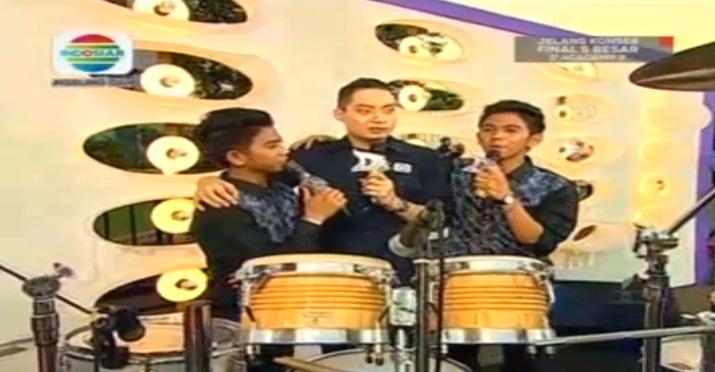 <a href="/Newedrictjandra/">Edric tjandra</a> <a href="/DA2_Rizki/">Rizki 2{R} Real</a>
dan <a href="/DA2_Ridho/">Ridho 2{R}</a> bakalan nemenin kamu sebelum #DAcademy2 loh nonton ya pkl 15.30 WIB