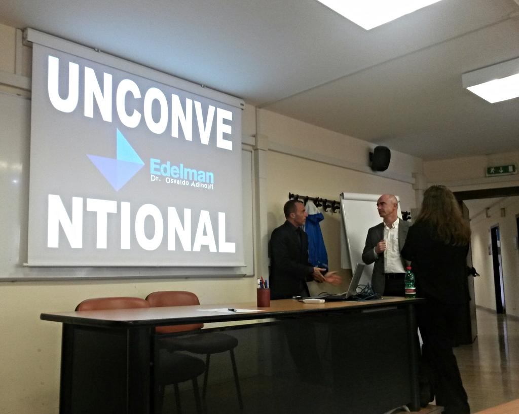 MarcoBartolini1's tweet photo. Secondo appuntamento con l'unconventional. Blogger o giornalisti? @VesuviOz #mastermumm #mktg http://t.co/hgsJmYDq50