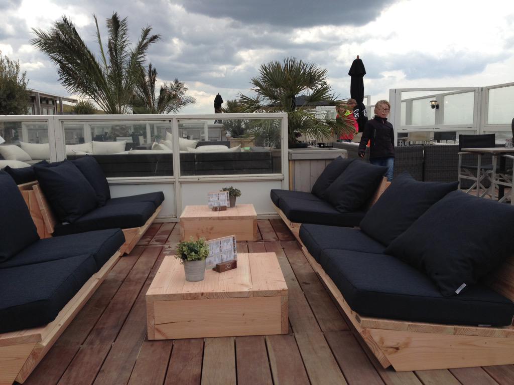 Take2beach's tweet photo. Achter een windscherm is het heerlijk vertoeven vandaag, op onze nieuwe loungsetjes van droomhout. http://t.co/5cgp7g5hSo