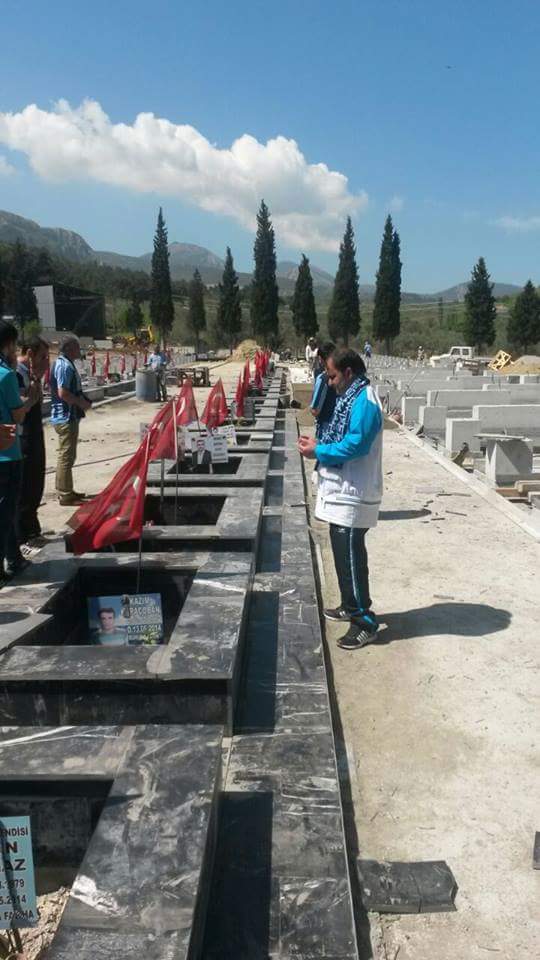 bizadanaliyik's tweet photo. Adanademirsporlu taraftarlar Soma'da, herkes unutsa Şimşek unutmaz http://t.co/p2QbuZFnaa