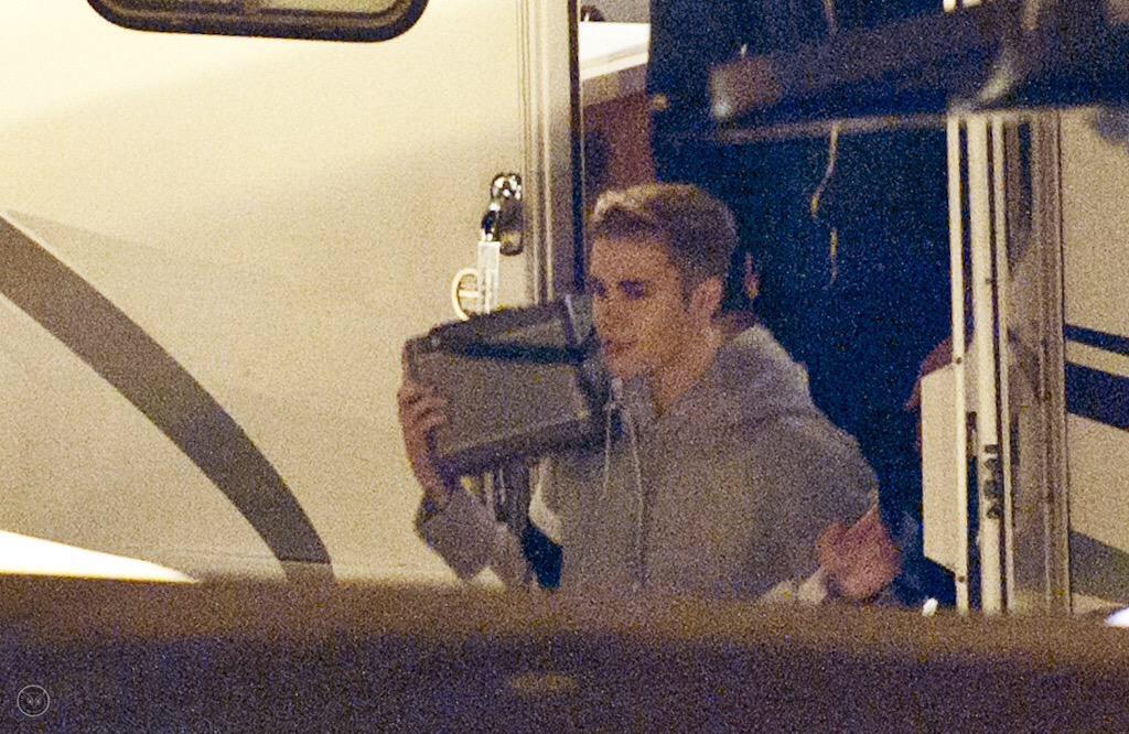MCCANNSCLAlM's tweet photo. "justin was arrested in rome" meanwhile: http://t.co/KkKl02DlE8