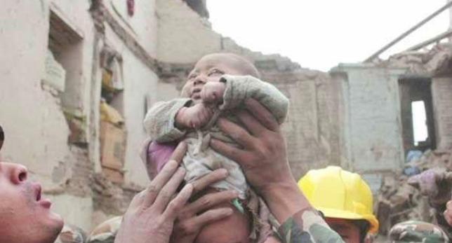 A3Noticias's tweet photo. Un bebé rescatado tras 22 horas entre escombros, símbolo de la esperanza en Nepal ▶ 
http://t.co/My1afRgs7D http://t.co/gwKysD0sBY