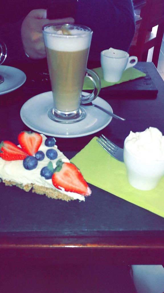 Mckeevs91's tweet photo. Time to refuel @del_caf with a latte and gorgeous cheesecake,couldn't recommend enough👌@Derryvisitor #legenderry #yum http://t.co/GB2X2xLN9z